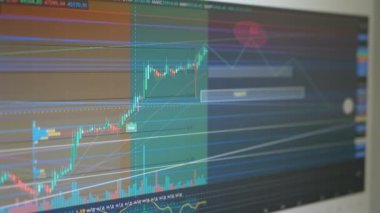 Monitor PC ekranında Candlestick Şifreleme Hareketi Çizelgesi. 4K