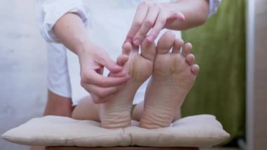Kadın Eller Masaj Yapan Çıplak Ayaklar, Ayaklar, Bir Çocuğun Ayakları. 4 bin. Kapat.