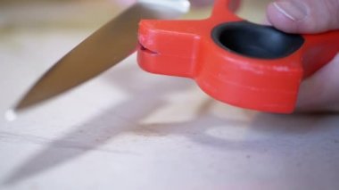 Mutfakta Kadın Elleri Keskinleştiriyor Kırmızı El Kaleminde Bıçak. 4K