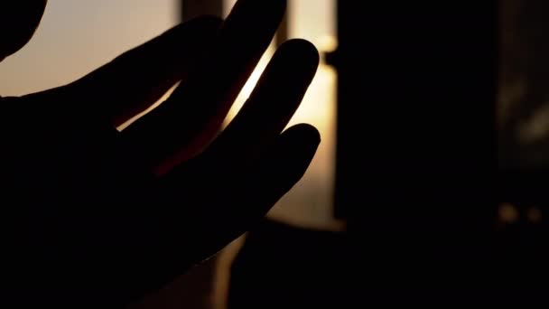 Γυναίκα χέρι φτάνει για την ανατολή του ήλιου μέσα από ένα παράθυρο. 4K. Κλείσε. — Αρχείο Βίντεο