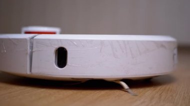 Bir Modern Otomatik Robot Elektrikli Süpürge Odadaki Enkazı Süpürür. Kapat.