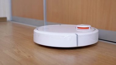 Bir Modern Otomatik Robot Elektrikli Süpürge Odadaki Enkazı Süpürür. Kapat.