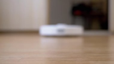 Bir Modern Otomatik Robot Elektrikli Süpürge Odadaki Enkazı Süpürür. Kapat.