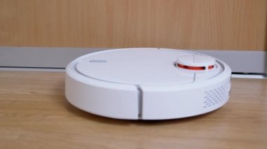 Bir Modern Otomatik Robot Elektrikli Süpürge Odadaki Enkazı Süpürür. Kapat.