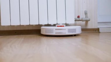 Bir Modern Otomatik Robot Elektrikli Süpürge Odadaki Enkazı Süpürür. Kapat.