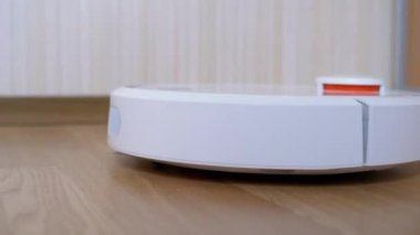 Bir Modern Otomatik Robot Elektrikli Süpürge Odadaki Enkazı Süpürür. Kapat.
