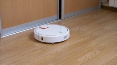 Bir Modern Otomatik Robot Elektrikli Süpürge Odadaki Enkazı Süpürür. Kapat.