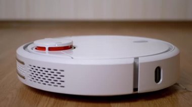 Modern Otomatik Robot Elektrikli Süpürge Odası Yerleri Süpürür. Yavaş çekim
