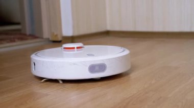 Bir Modern Otomatik Robot Elektrikli Süpürge Odadaki Enkazı Süpürür. Kapat.