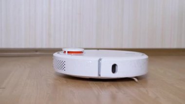 Bir Modern Otomatik Robot Elektrikli Süpürge Odadaki Enkazı Süpürür. Kapat.