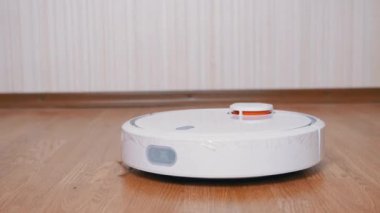 Bir Modern Otomatik Robot Elektrikli Süpürge Odadaki Enkazı Süpürür. Kapat.