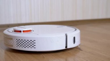 Bir Modern Otomatik Robot Elektrikli Süpürge Odadaki Enkazı Süpürür. Kapat.