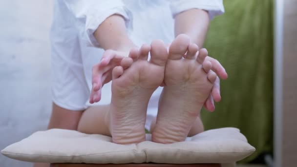 Handen van een masseur, Therapeut zijn Massaging Bare Feet, Soles of a Child. 4K — Stockvideo