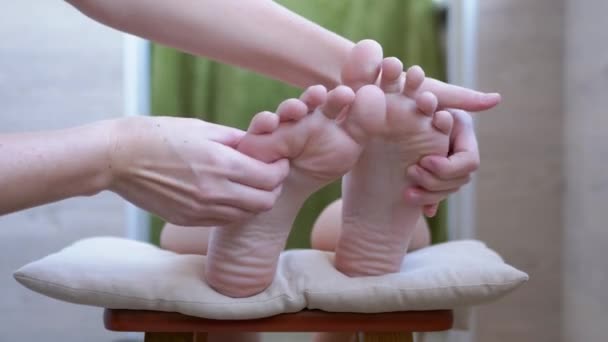 Las manos femeninas están masajeando las piernas desnudas, los pies de un niño. 4K. De cerca. — Vídeos de Stock