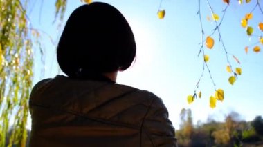 Neşeli Kadın, Güneş Işığı 'na doğru elini çekti. 4 bin. Kapat.