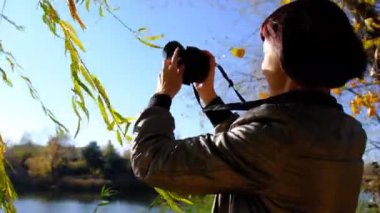 Kız Sonbahar Manzarası Fotoğrafları Güneş Işığında Su Altında Bekliyor. 4K