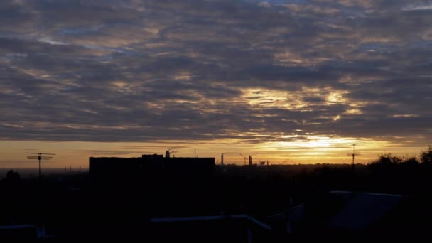 Rörliga svävande kumulus moln på morgonen vid gryningen över soluppgången. 4K. Närbild — Stockvideo