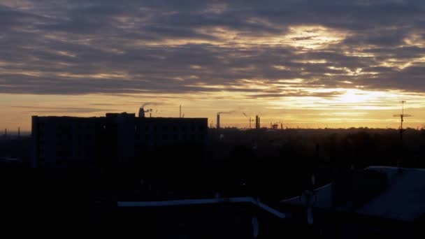 Wznoszący się Cumulus chmurzy się o świcie nad wschodem słońca. Zamknij się. — Wideo stockowe