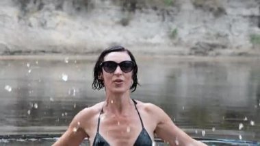 Bikini Banyo 'da Mutlu Islak Kadın, Su Sıçratmalar, Nehirde Dalgalar. Kapat