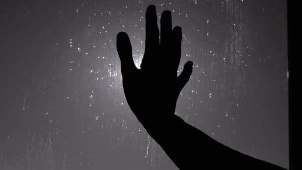 Žena ruka natahuje na sluneční paprsky, dotýká mokré, špinavé, zamlžené okno — Stock video
