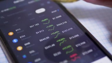 Adam, Şifreleme Para Büyümesini Gösteren Akıllı Telefon Ekranında Bitcoin Bozukluğunu Döndürür