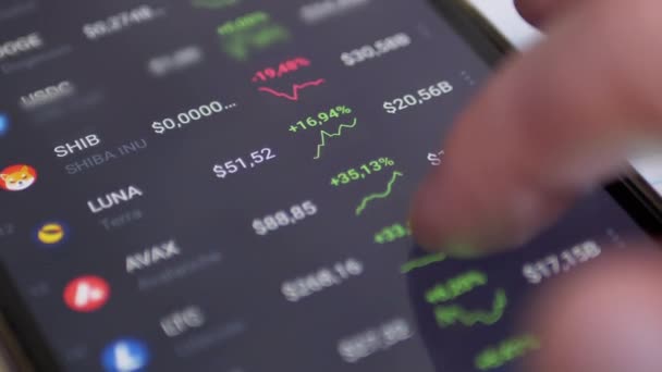 Gráfico Dinâmica Preço de Criptomoedas em App na tela Smartphone. Fechar — Vídeo de Stock