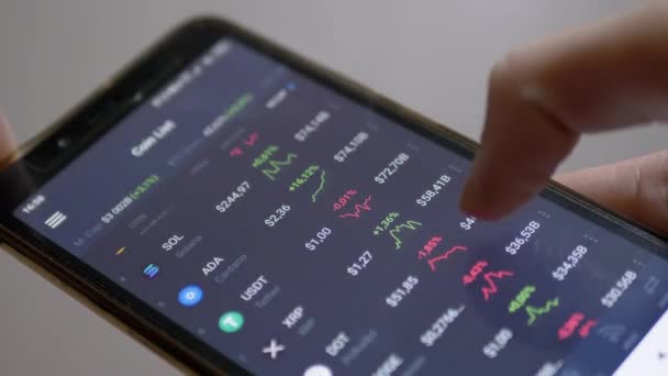 Graph Dynamics Price of Cryptocurrencies in App on Screen Smartphone. Közelről. — Stock videók