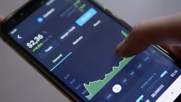 Graph Dynamics Price of Cryptocurrencies in App on Screen Smartphone (en inglés). De cerca. — Vídeo de stock