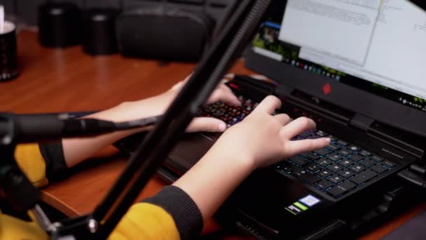 Manos de niño Escribir rápidamente texto en el teclado. Entrenamiento remoto en línea. Cuarentena — Vídeo de stock