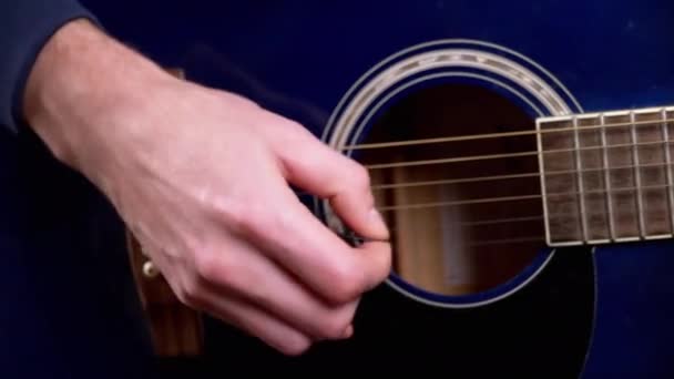 Maschio mani di un chitarrista che suona la chitarra classica a casa. Primo piano — Video Stock