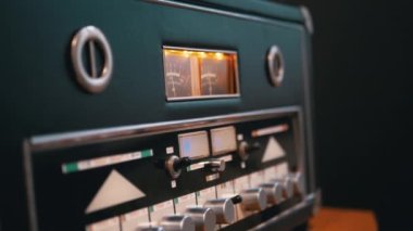 Çevirme Vintage Stereo Yükselticisi Gösterge Okları, Aydınlatılmış Decibel Ölçümleri