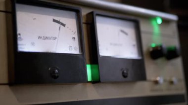 Çevirme Vintage Stereo Yükselticisi Gösterge Okları, Aydınlatılmış Decibel Ölçümleri