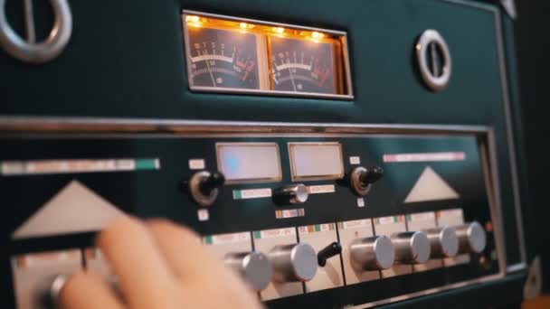 Αρσενικό χέρι Tunes ήχου για Retro Stereo Ενισχυτής Ισχύς με Φωτίζεται σε Dial — Αρχείο Βίντεο