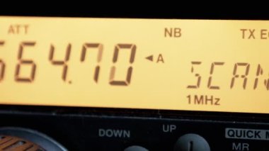 Eski Amatör Sabit Radyo İstasyonu. Frekans taraması. Çevirmeli Kontrol Paneli