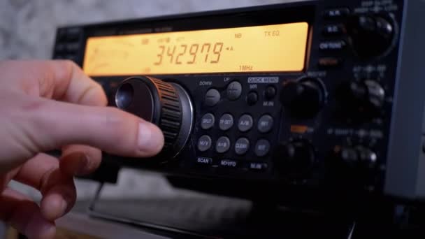 Mannelijke Hand Tunes Radio Communicatie Transceiver bij Stationary Radio Station — Stockvideo
