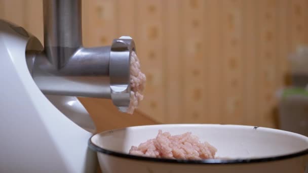 Elektrická mlýnek na maso svitky syrové kuřecí filet pro mleté maso přes síto — Stock video