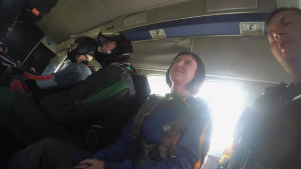 Skydivers sorridentes se preparando para um salto de paraquedas. 4K — Vídeo de Stock