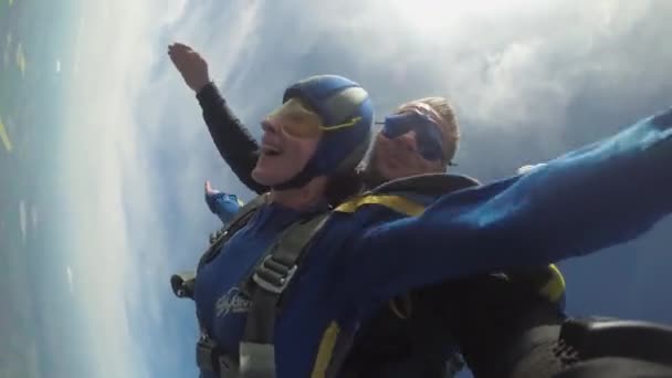 강사와 함께 탄 뎀 낙하산 점프. 스카이다이빙. 4K — 비디오