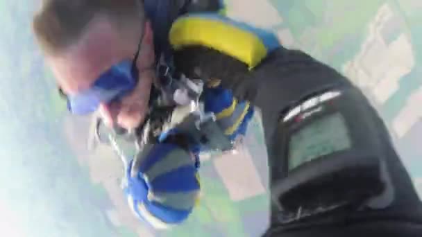 Paraquedistas saltam em Tandem de um avião desportivo. 4K — Vídeo de Stock