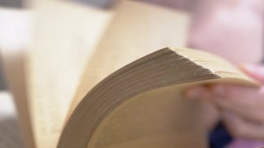 Eski Bir Kitabın Sayfalarına Bir Dişi Hızla Göz Atıyor. 4 bin. Yavaş çekim