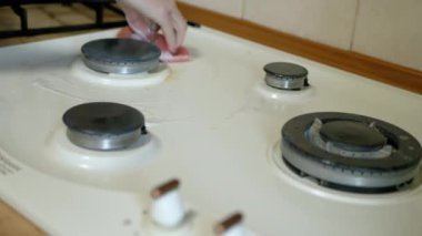 Kadın El Yıkama, Kirli Sıcak Hob 'u Sünger ve Köpükle Temizleme. 4K