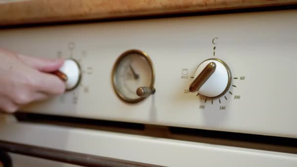 Een vrouwelijke hand bepaalt de tijd, modus, kooktemperatuur op een moderne oven, fornuis — Stockvideo