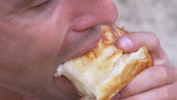 Hungrig turist äta saftiga Appetizing Shawarma på naturen, på Fresh Air. 4K — Stockvideo