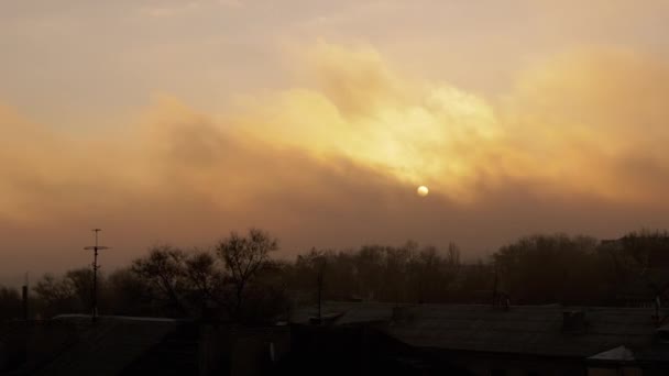 Roter, feuriger, orangefarbener Himmel in der Morgendämmerung, mit Rauch von einem Feuer bedeckt, Verborgene Sonne. Zoom — Stockvideo