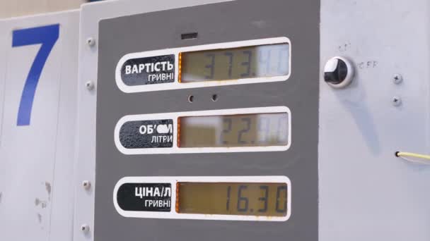 Elektronischer Zähler für Gas, Kraftstoff an der Tankstelle. Aus nächster Nähe. Zeitlupe — Stockvideo