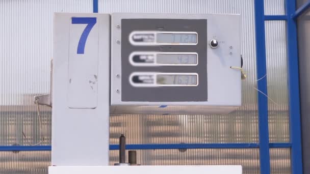 加油站的燃气、燃油电子计数器.靠近点慢动作 — 图库视频影像