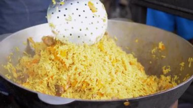 Sokak Şefi Nefis Pilaf 'ı Büyük Kazanda Pork ile Açık Hava' da Hazırlıyor