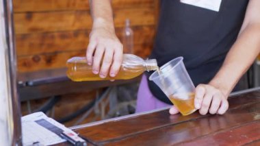 Barmen Eller Plastik Bardaktaki Şişeden Bira Döküyor. 4K
