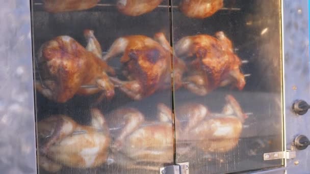 バーベキューグリルで鶏を回転させる閉じたオーブンの屋外で串焼き — ストック動画