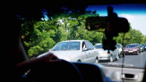 Widok wnętrza samochodu na ruchome samochody w korku na autostradzie — Wideo stockowe